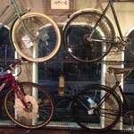 サーモンアンドトラウト - 80年前のイギリスのアンティーク自転車等がディスプレイ