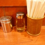 らぁめん 満来 - 【2015.1.28(水)-テーブルにある調味料と割り箸】