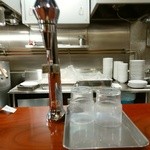 らぁめん 満来 - 【2015.1.28(水)-カウンターにあるウオーターサーバ】