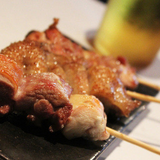 每一次咀嚼都充满了美味。滋贺县产“军鸡”的烤鸡肉串一杯。