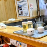 びんびん亭 - 大蒜やお酢は卓上の上にあって、配膳の都度店主が持って来てくれるシステム