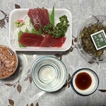 八百仙商店 - まぐろ刺身とイカ塩辛