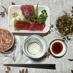 八百仙商店 - まぐろ刺身とイカ塩辛