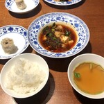 老四川 飄香小院 - 選べるお得なランチセットの麻婆豆腐とご飯とスープ