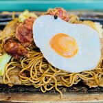 ラッキーピエロ - チャイニーズチキン焼きそば（目玉焼きトッピング）