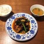 老四川 飄香小院 - 選べるお得なランチセットの鶏の唐揚げ四川ピリ辛甘酢炒めとご飯とスープ
