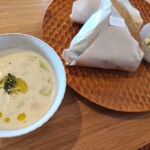 il nonno - 料理写真:おにぎりと野菜とあさりのチャウダースープ