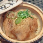中華蕎麦 麺ノ歌 - チャーシューご飯。ふたを開けるとふわりと香ばしい香りがして薄切りの炙ったチャーシューがたくさん♪