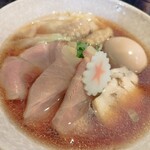 中華蕎麦 麺ノ歌 - 特製醤油近影。卵は堅茹で手前のきれいなオレンジ色だが流れ出すほどではない。ワンタンは生姜の香りで旨し♪スープは旨味がすごい！でも好みより少し塩味が強いかな？笑