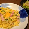 鎌倉パスタ - 厚切りベーコンのカルボナーラ鎌倉風(税込1,310円)
①厚切りベーコンのカルボナーラ鎌倉風
具材は厚切りベーコン&.卵黄&粗挽き黒胡椒&刻み青葱
②野菜サラダ(高茶色&縮緬雑魚&針削り鰹節)