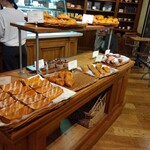 ル・パン・コティディアン - 店内　パン販売コーナー