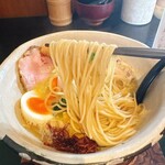 ORIBE - 麺はパツパツの細打ちストレート麺です