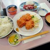 水口食堂 - 「串カツ」（中央）、「釜ゆで小ヤリイカ」（上）、定食大