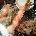 天ぷらめし 金子半之助  - イカのかき揚げ、しし唐、海老、舞茸、半熟卵