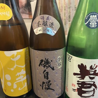 料理に合う約30種の日本酒・ワイン・焼酎などをラインナップ◎