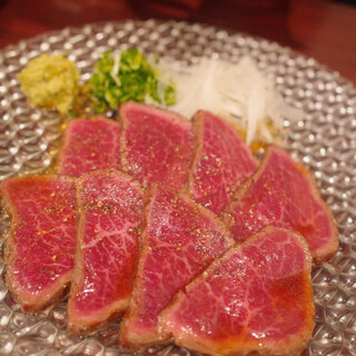 宮崎牛、鶏のたたき、郷土料理までジャンルレスな逸品に舌鼓