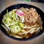 ぷらっとぴっと 7・8番ホーム - かしわうどん 570円