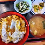 くりこま - 料理写真:カツ丼、味噌汁、小鉢、漬物！ホッとする風景！