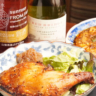 ジューシー骨付鳥に梅肉ソースを添えて、ワインと愉しむ一皿