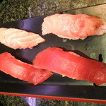 回し寿司 活 - マグロの赤身と中トロ