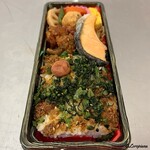 成城石井 - 料理写真:焼鮭＆梅おかかご飯弁当