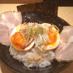 仙臺 自家製麺 こいけ屋 - 煮卵丼に冷やしラーメンの具をトッピングし
      こいけ屋には無い
      
      チャーシュー煮卵丼を作成
      200円丼を超カスタマイズ（笑）
      旨いよ
      特にくどく無い肩ロースチャーシューがちょうど良い