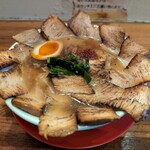焼豚ラーメン 三條 - 料理写真:焼豚ラーメン（肉盛り、半辛）