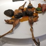 レストラン コバヤシ - スコットランド産ベキャスの1羽丸ごとロースト　コニャック風味の干し柿添え