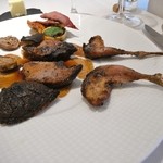 レストラン コバヤシ - スコットランド産ベキャスの1羽丸ごとロースト　コニャック風味の干し柿添え