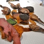 レストラン コバヤシ - スコットランド産ベキャスの1羽丸ごとロースト　コニャック風味の干し柿添え