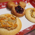 マンマ・ビスコッティーズ・ベーカリー - ベリーカスタードデニッシュ、ツナ＆コーンフォカッチャ、ローストチキン＆コーンフォカッチャ