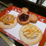 マンマ・ビスコッティーズ・ベーカリー - ベリーカスタードデニッシュ、ツナ＆コーンフォカッチャ、ローストチキン＆コーンフォカッチャ