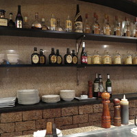 ステーキハウス 壹番 - [内観]鉄板の向こう側には食器とボトルが並んでいます。