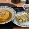 餃子の王将 - 天津飯セット。天津飯に加え、餃子1人前（6個）、鶏の唐揚げ（2個）、スープが付く、ボリューム満点の内容です。