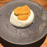 トムクリオーザ - 馬糞うに　水牛ミルクのパンナコッタ　マルサラ