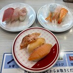 はま寿司 - 料理写真:まぐろ三種160円、えび三種160円、サーモン三種210円(各税抜)