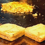 鉄板&BAR べいす - 揚げ出し豆腐を焼いています