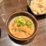 くわだ笑店 - 鶏皮味噌煮