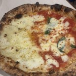 アズーリ - ピッツァ・パッツァ　マルゲリータとクアトロフォルマッジ