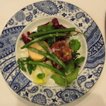 レストラン　エスカリエ - フランス産プーラルドと鹿児島産アンデスポテト foie de canadeソテー添え