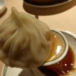 中国飯店 - れんげからはみ出る大きな小龍包