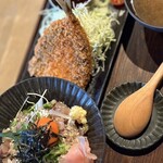 346066819 - 漬けアジユッケ丼＋アジフライの定食
