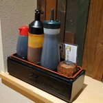 寿司とおでん 日本酒あかり - 中身が不明な卓上調味料