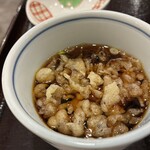 生そば あずま - 辛口のつゆに天かすを投入