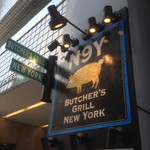 N9Y BUTCHER'S GRILL NEWYORK - 目印の看板