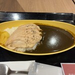 博多カレー研究所 博多とんこつあごだしカレー - 博多とんこつ黒カレー 980円、蒸し鶏 380円