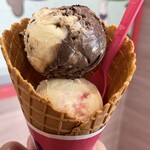 サーティワンアイスクリーム - 料理写真:スモールダブル（ストロベリーチーズケーキ・期間限定サーティーワンオールスターズ）