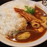 プエルタ - ブイヤベースカレー
            辛さ控え目、じっくり煮込まれた魚介の深い味わいが後引く幸せ(^^)
            シャープな辛さのチキンカレーとは対照的