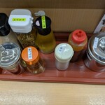 らーめん専門店 真打 - 色々かけるやついっぱいあります。