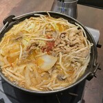炭火焼肉・にくなべ屋 神戸びいどろ - 赤鍋（煮えた）